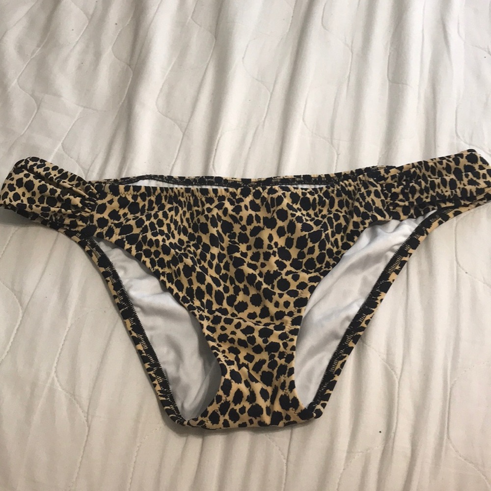 Victoria’s Secret Leopard bikini bottoms L